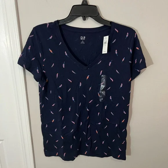 NWT Gap Women's Navy V-Neck Printed T-Shirt with a feather pattern - Picture 3 of 7